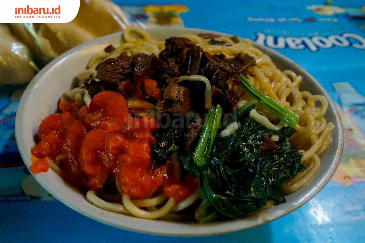 Saking banyaknya mi, kuah sampai nggak kelihatan. (Inibaru.id/ Audrian F)