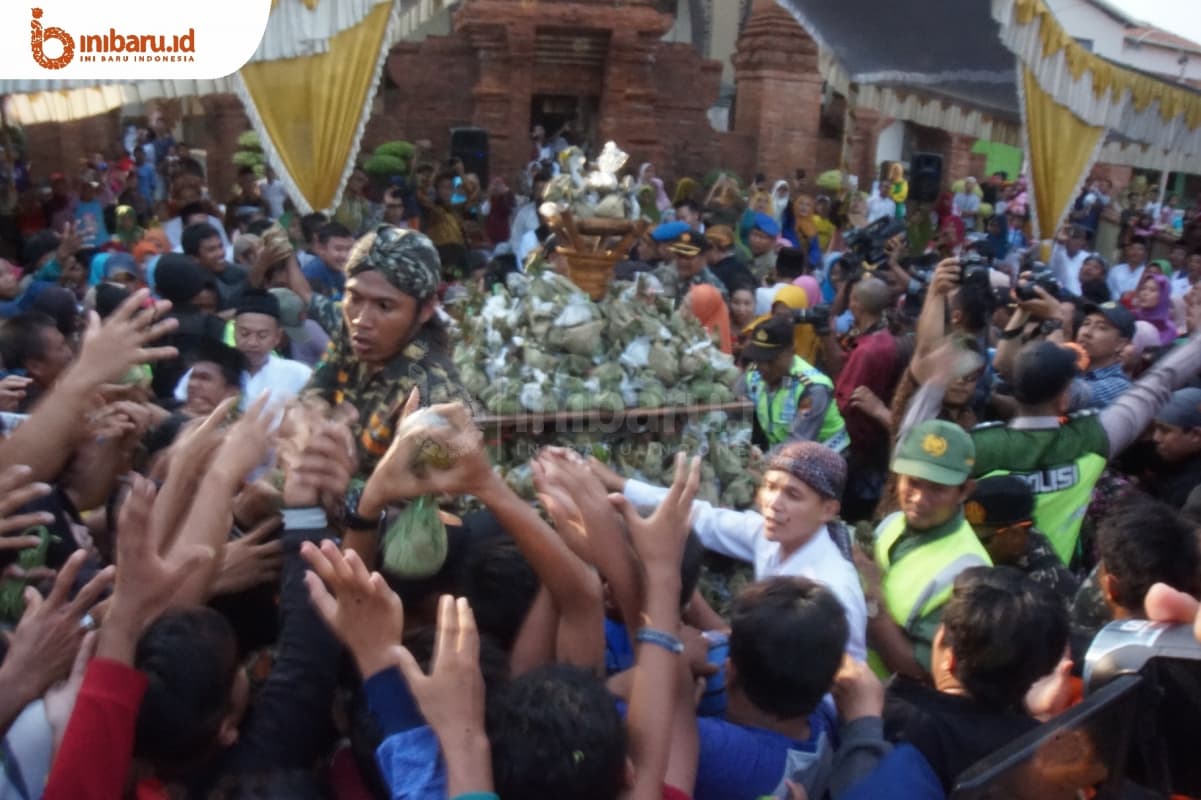 Warga berebut nasi kepel pada acara Festival Ampyang Maulid. (Inibaru.id/ Ida Fitiriyah)