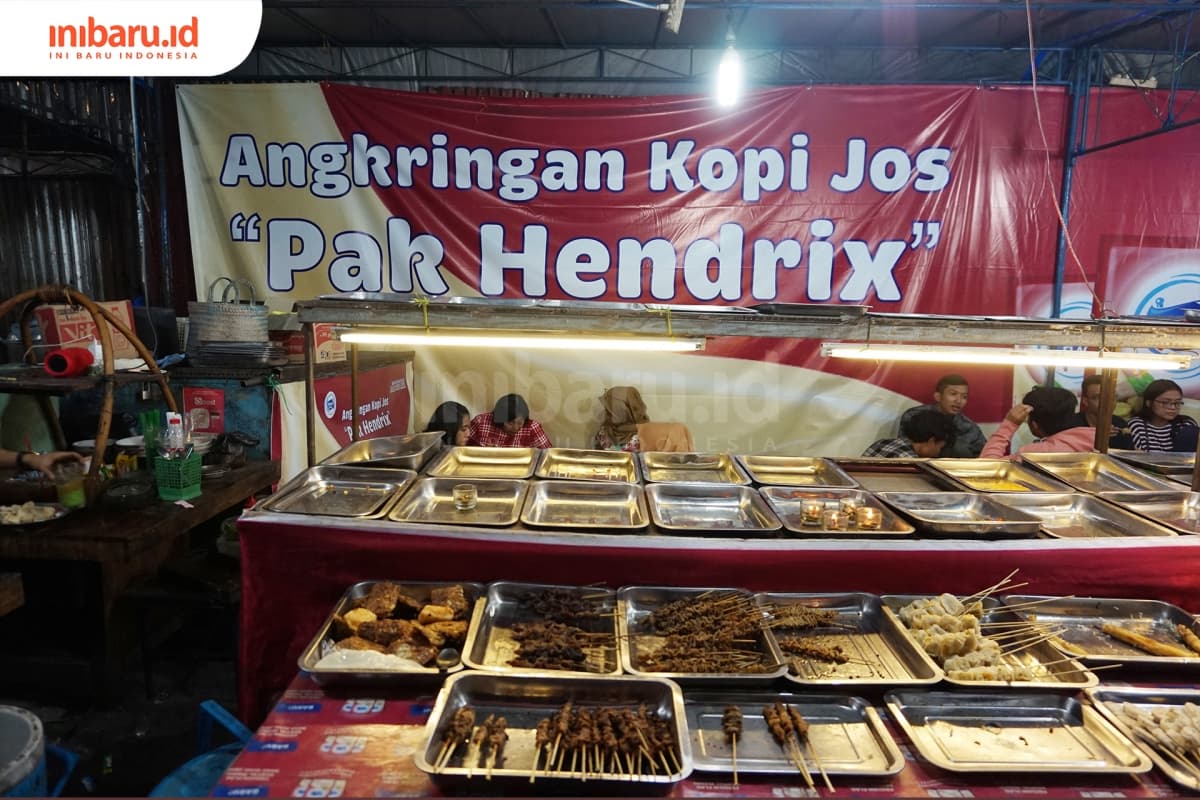 Angkringan Kopi Jos Pak Hendrix berada di seberang Stasiun Yogyakarta. (Inibaru.id/ Ida Fitriyah)