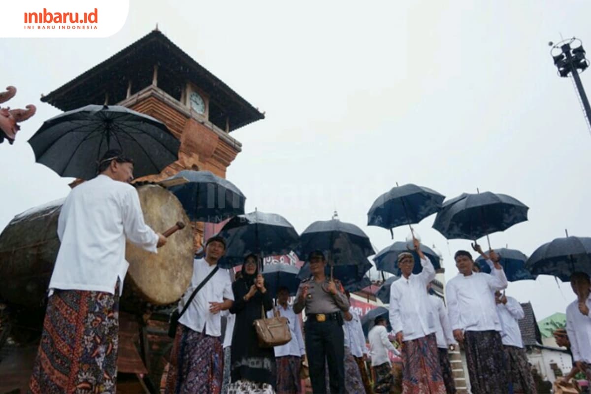 Pembukaan Ta'sis Masjid Al-Aqsha Menara Kudus tetap dilakukan meski gerimis. (Inibaru.id/ Ida Fitriyah)