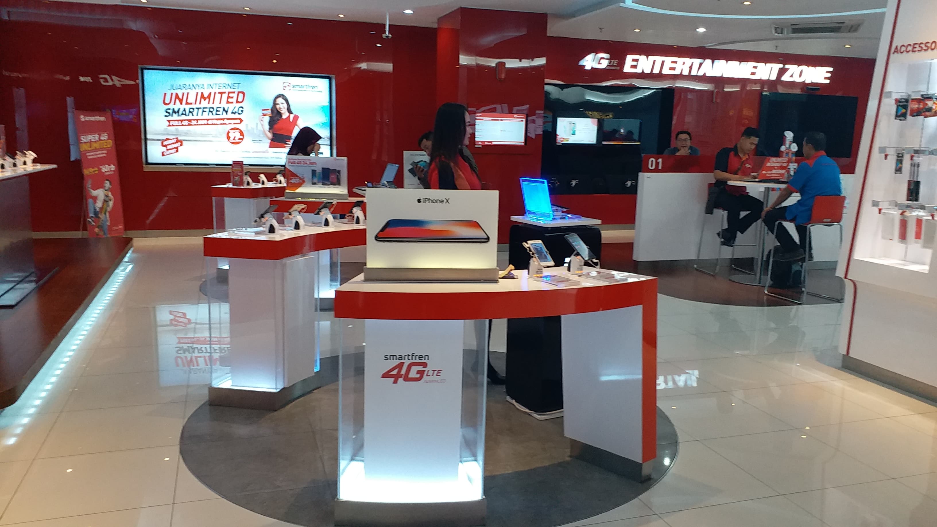 Ponsel Open Market Handset dipamerkan di Experience Zone Galery Smartfren Jl. A. Yani 132 Semarang. (Smartfren)