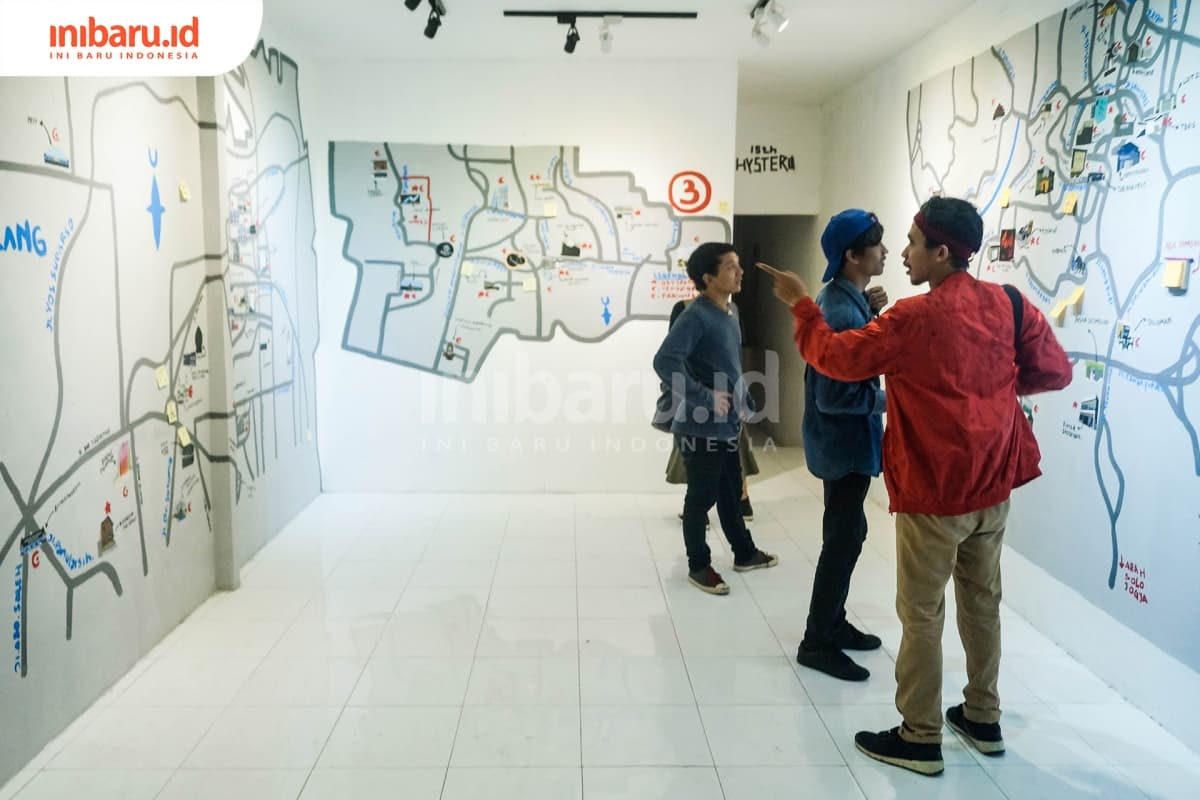 Pengunjung sedang melihat mapping di Grobak Art Kos Hysteria, Rabu (27/11). (Inibaru.id/ Audrian F)