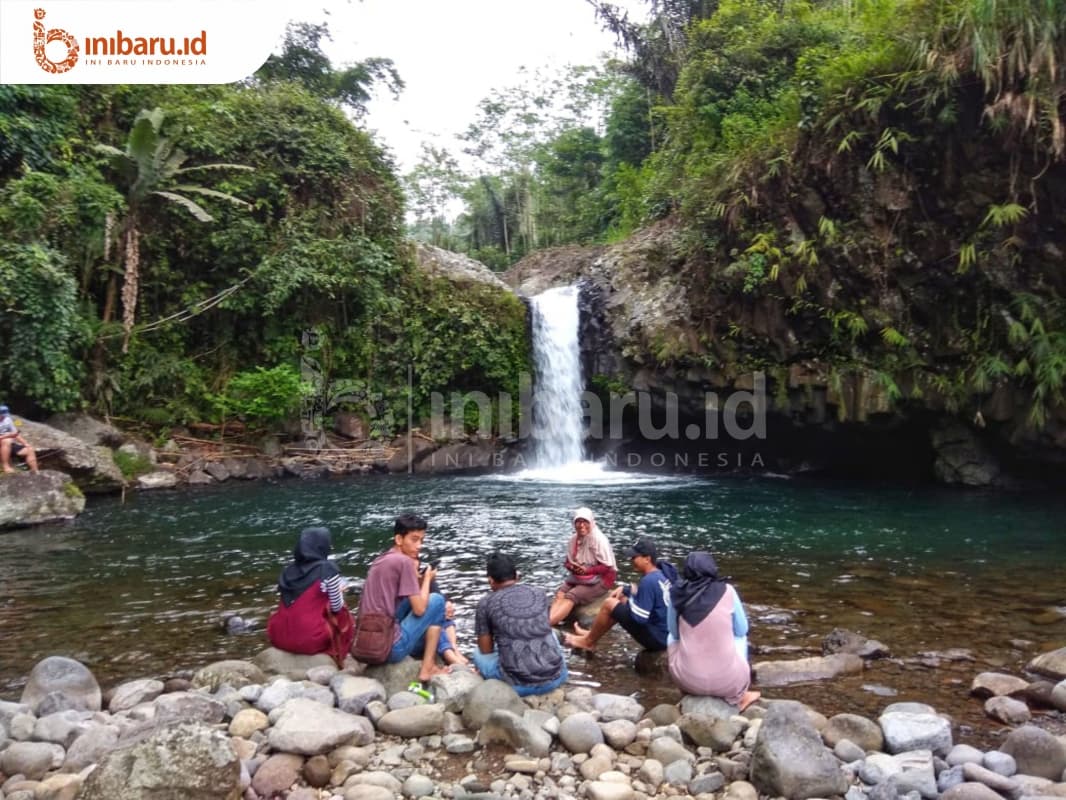 Pengunjung sedang menikmati Curug Bayan yang ada di kawasan Baturraden, Purwokerto, Banyumas. (Inibaru.id/ Ike Purwaningsih)