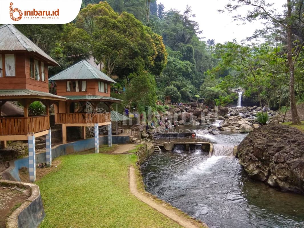 Curug Bayan dilengkapi dengan fasilitas penginapan dan rumah makan. (Inibaru.id/ Ike Purwaningsih)