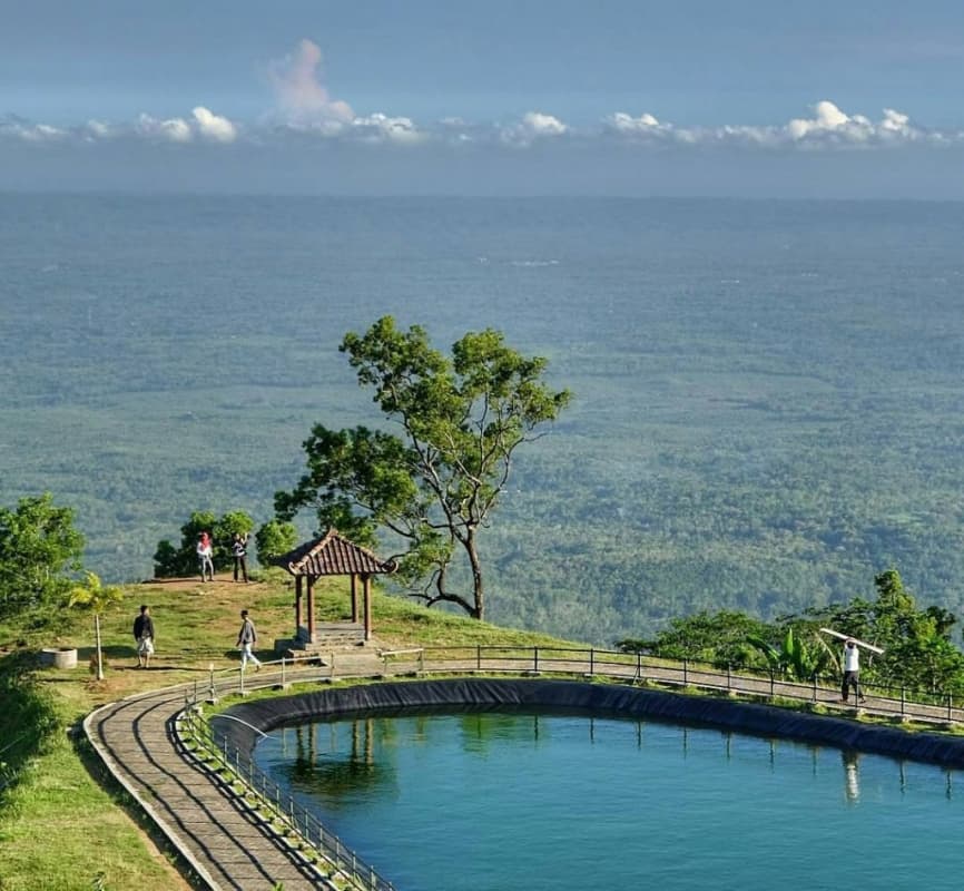 Embung Batara Sriten asyik untuk dipakai nongkrong sore hari. (Ksmtour)