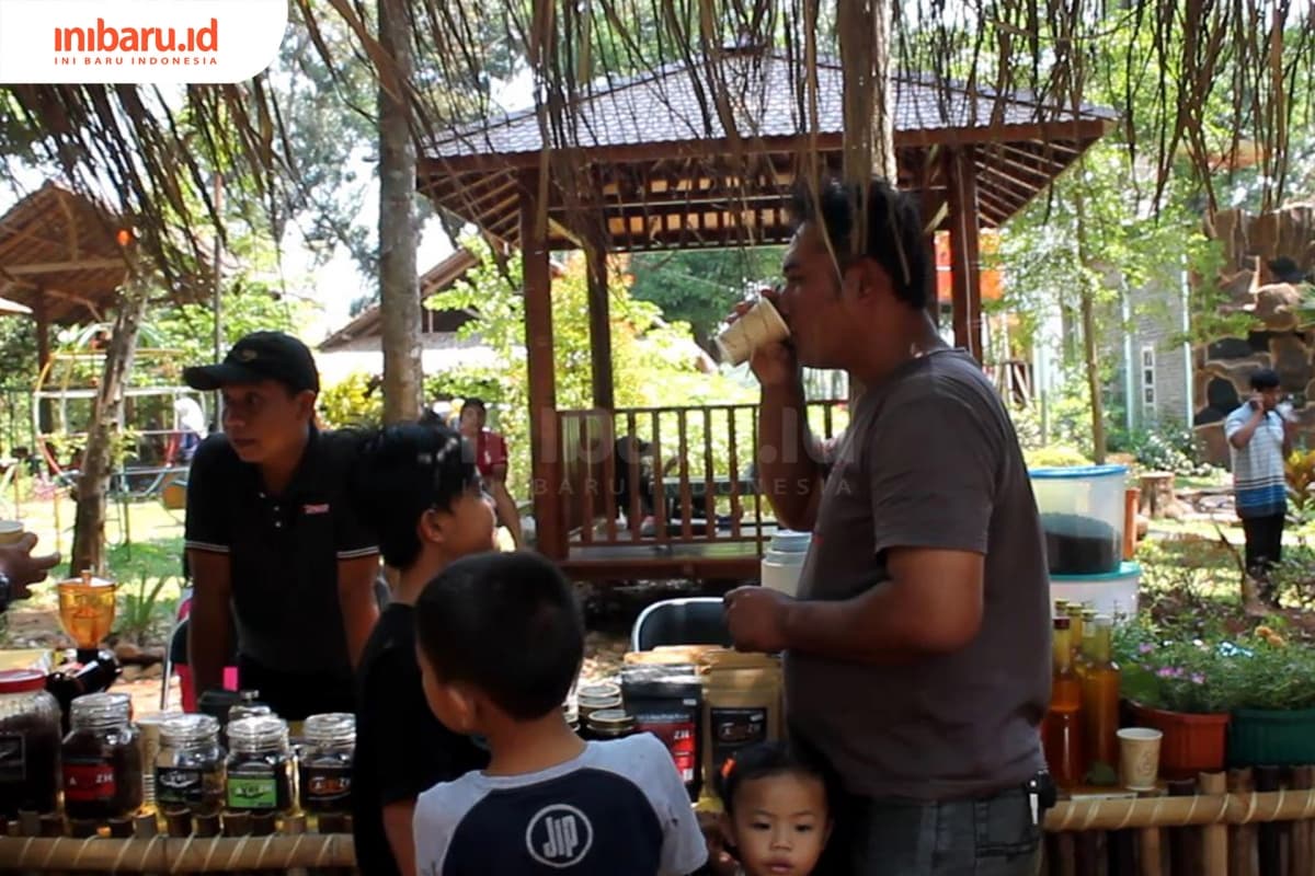 Warga sedang menikmati seduhan kopi pada acara Festival Kopi #1 Jepara, di kawasan Alaska (alas karet) Desa Kaligarang, Kecamatan Keling, Kabupaten Jepara Jawa Tengah, Minggu, (1/9). (Inibaru.id/ Pranoto)