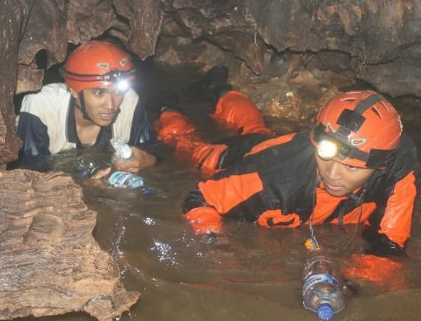 Di dalam Goa Nguwik, keindahan ini bisa kamu temukan. (Instagram/mahreen_pnbyk)