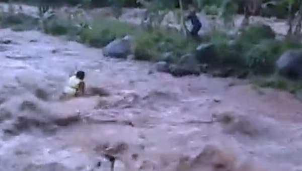 Kades Gading Wetan, Probolinggo yang menyelamatkan korban banjir. (TIMESIndonesia)