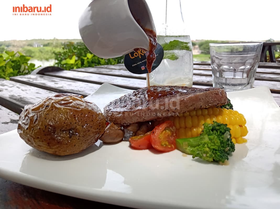 Nggak Semahal Kelihatannya, Santap Menu Sedap di Pinggir Danau ala Lakers Resto 