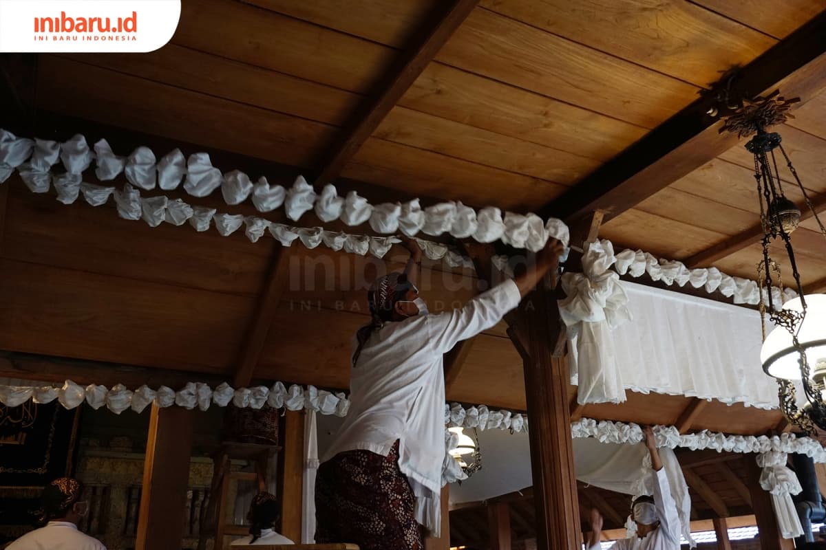 Proses pelepasan luwur di Makam Sunan Kudus, Minggu (1/9). (Inibaru.id/ Ida Fitriyah)