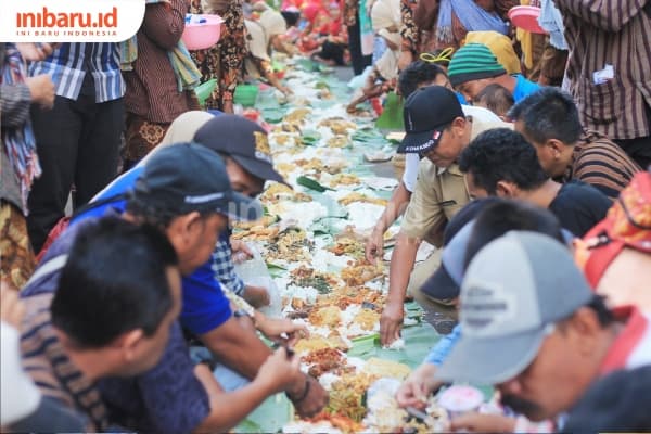 Dhahar Kembul, prosesi makan bersama yang menjadi bagian dari acara Nyadran Kali di Desa Kandri, Kecamatan Gunungpati, Semarang pada Kamis (14/2/2019) pagi. (Inibaru.id/ Annisa Dewi)