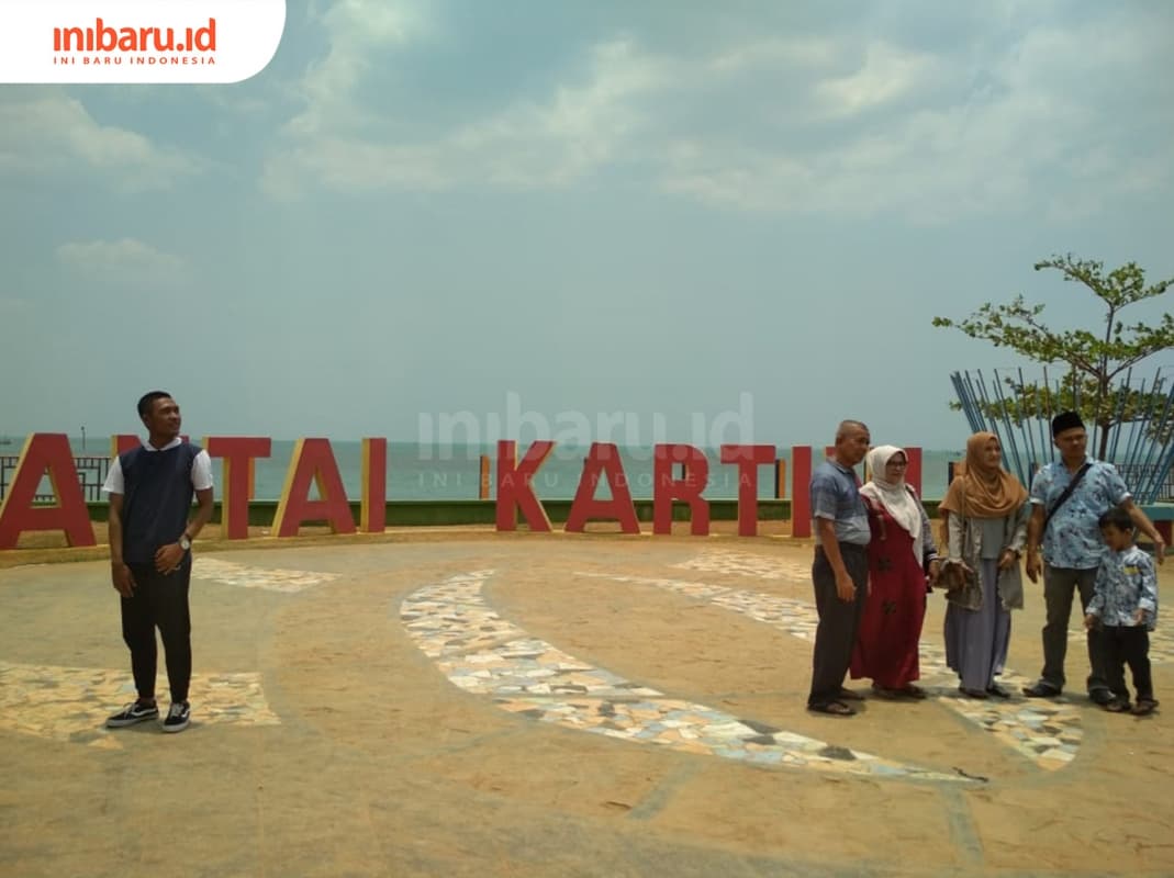 Beberapa pengunjung sengaja berfoto di bawah sinar matahari saat fenomena hari tanpa bayangan di Jepara, Kamis, (10/10). (Inibaru.id/ Pranoto)