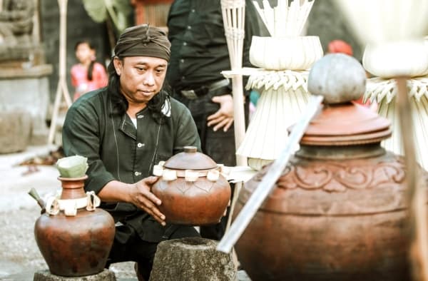 Prosesi menikahkan air "Bagus Tirta" dan tanah "Siti Pertiwi" di Klaten. (Klatenkab)