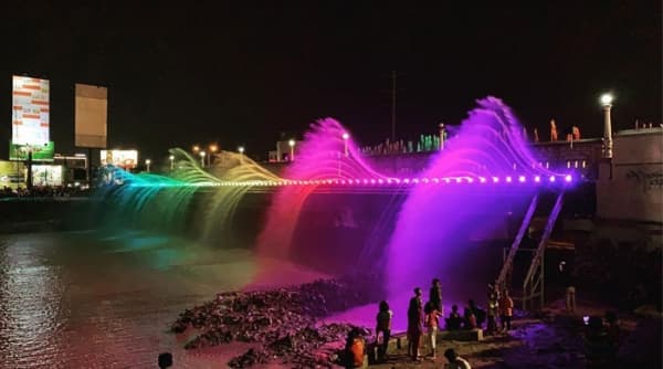 Semarang Bridge Fountain di kawasan Banjir Kanal Barat, Kota Semarang. (Instagram/febbykristianto)