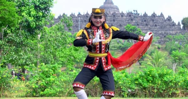Pemain tari dolalak tengah berpose berlatar Candi Borobudur. (Pesona.travel)
