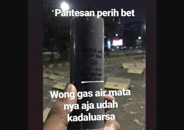 Instastory warganet yang menunjukkan tabung gas air mata yang diduga kedaluwarsa. (Twitter/Sonyeonminhae)