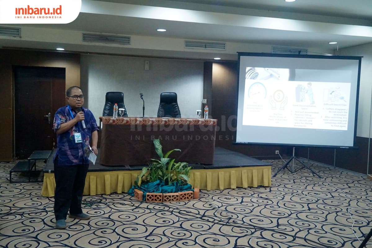 Chief IT Officer Media Group News Muhammad Islam menyampaikan makalah tentang paperless document system dalam acara International Scientific, Educational, and Technological Conference 2019, Sabtu (5/10/2019). (Inibaru.id/ Audrian F)