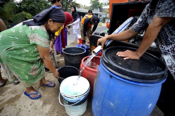 Air bersih sudah semakin berkurang di sejumlah daerah. (Antara Foto/ Asep Fathulrahman)