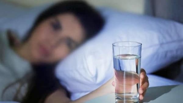 Meski kalah mengdehirasi dari susu dan teh, tapi air putih lebih menyehatkan. (foodsforbetterhealth)