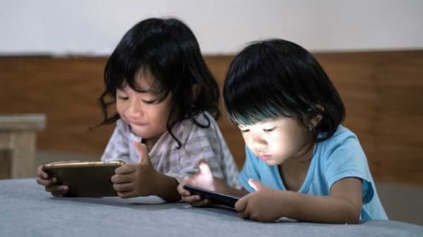 Cegah Anak Kecanduan Main Ponsel dengan Cara Ini