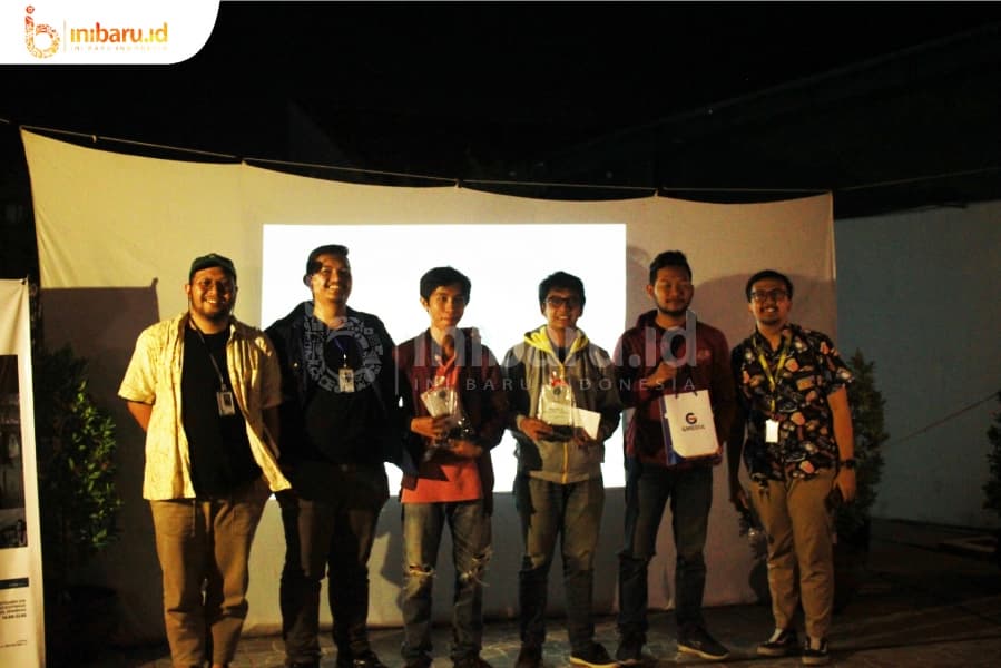 Para pemenang "Weekend Film Challenge" pada Malam Penganugerahaan Pekan Film Semarang 2018 di Tekodeko Koffiehuis, Semarang. (Inibaru.id/Ida Fitriyah) 
