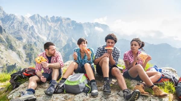 Membawa bekal makanan saat traveling adalah pilihan yang tepat bagi orang yang sedang menjalani program diet. (Shutterstock)