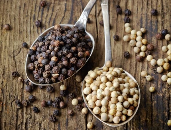 Lada hitam versus lada putih. (Wetmarket)