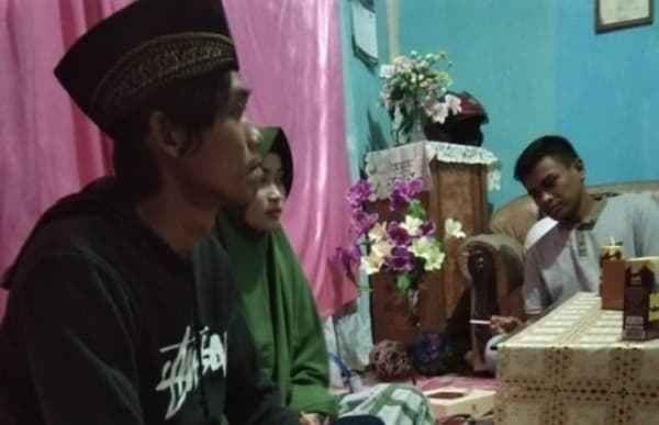 Ansar dan Fitri setelah ijab kabul. (Makassar Indeks)