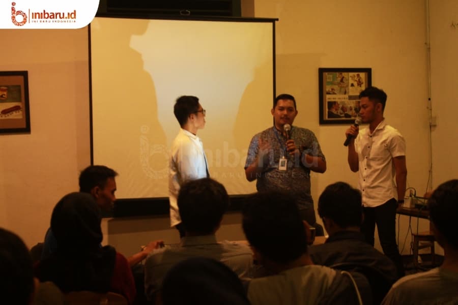 Koordinator Sineroom Ardian Agil Waskito sedang memaparkan Pekan Film Semarang 2018. (Inibaru.id/Ida Fitriyah)