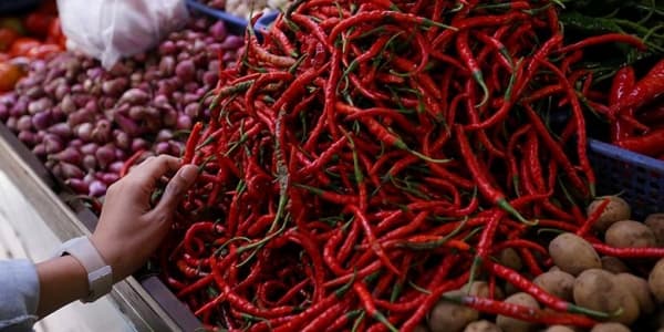 Harga bawang merah dan cabai yang meroket disinyalir memicu kenaikan inflasi di Jawa Tengah. (Kompas/Andreas Lucas Altobeli)