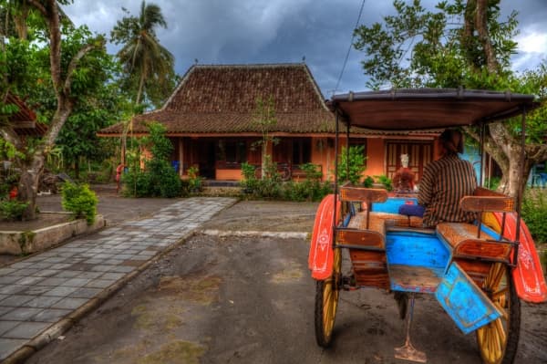 Bangunan Jawa kuno dan delman menjadi dua hal yang "njawani" di Candirejo. (Warung Wisata)