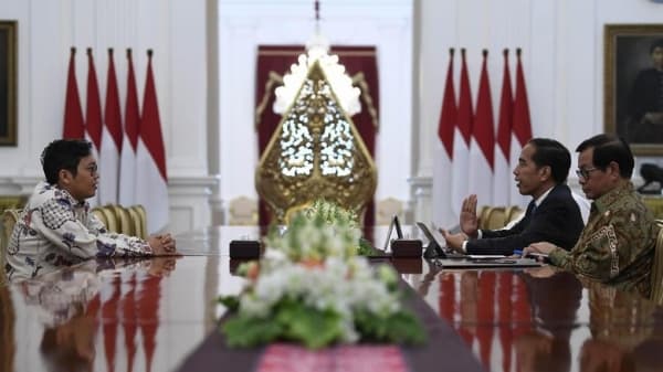 Presiden Joko Widodo menerima pendiri sekaligus CEO Bukalapak Achmad Zaky di Istana Merdeka, Jakarta, Sabtu, 16 Februari 2019. (Antara Foto/ Puspa Perwitasari)