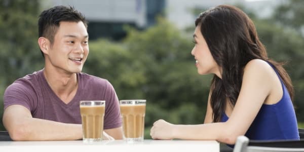 Ketika cowok mulai terpesona dengan cewek. (Shutterstock/Stuart Jenner)