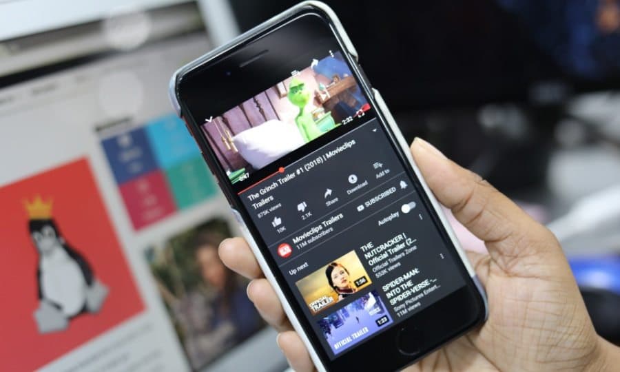 Kini,  pengguna Android bisa menggunakan dark mode di YouTube. (Fossbytes.com)