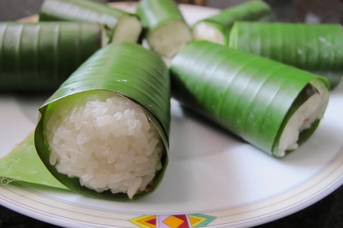 Daun pisang punya manfaat saat digunakan sebagai pembungkus makanan. (Wandaspazzer)