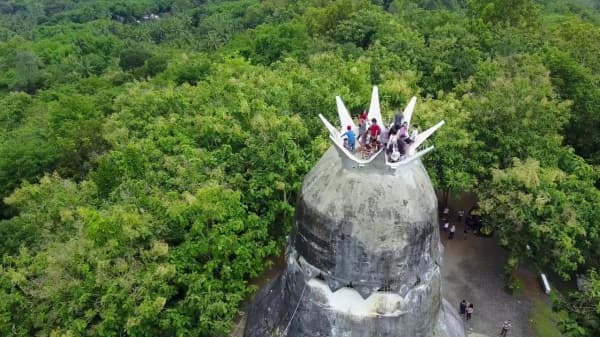 Gereja Ayam, salah satu spot wisata yang cukup terkenal di Desa Kembanglimus Magelang. (Youtube)