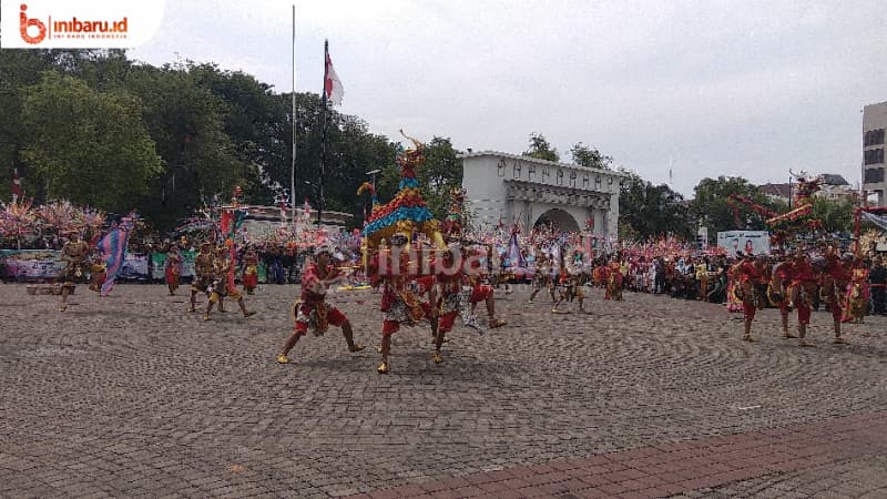 Festival Dugderan dibuka oleh para penari yang mengusung Warak Ngendhog (Inibaru.id/Artika Sari)