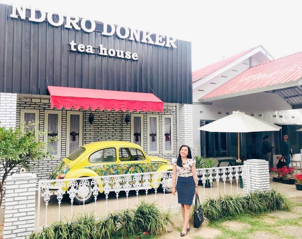 Dari luar, kesan klasik sudah ditampilkan Rumah Teh Ndoro Donker. (Instagram/fanny_nh)