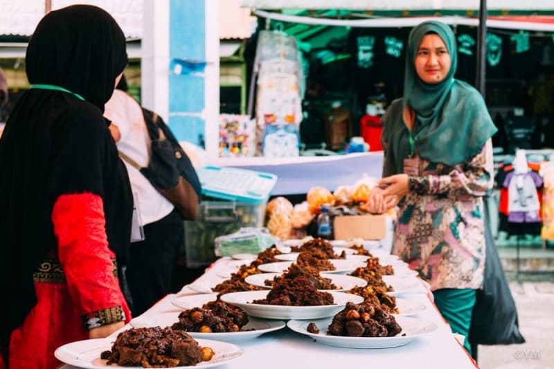 Festival Marandang yang diselenggarakan Generasi Pesona Indonesia (GenPI) di pelataran Jam Gadang, Kota Bukittinggi, pada 24 Desember 2016, untuk memeriahkan Hari Jadi Kota Bukittinggi yang ke-232. (Minangkabau.travel)