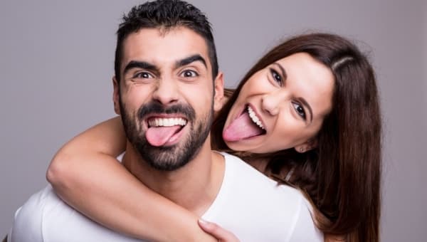 Ilustrasi cewek lebih suka cowok humoris. (Chartcons)