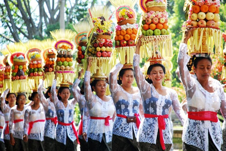 Para perempuan mengusung sesaji dalam acara Galungan. (Shuemamsterdam.nl)