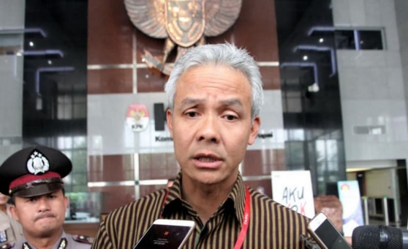 Gubernur Jawa Tengah Ganjar Pranowo memberikan keterangan kepada media saat mendatangi Gedung Komisi Pemberantasan Korupsi (KPK). (Rilis.id)