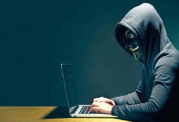 Banyak kalangan muda yang menjadi peretas sekaligus penyebar hoaks berkaitan dengan Pemilu. (Pixabay)