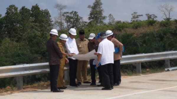 Jokowi dan jajaran menteri saat meninjau calon ibu kota baru di Kalimantan Timur. (Antara)