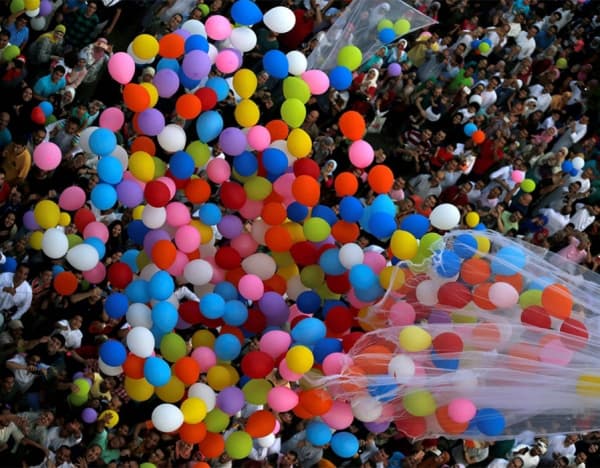 Melepas balon menjadi salah satu tradisi unik saat Iduladha. (Express)