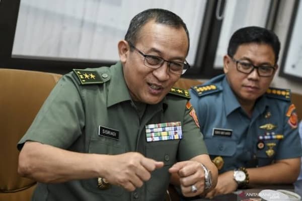 Kapuspen TNI Mayjen Sisriadi mengonfirmasi serangan KKSB terhadap Personel Militer TNI. (Antara Foto/Hafidz Mubarak A) 