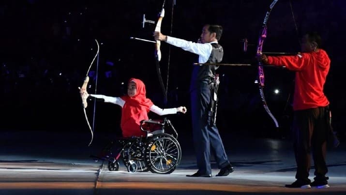 Jokowi memanah di acara pembukaan Asian Paragames 2018. (Cnbcindonesia.com)