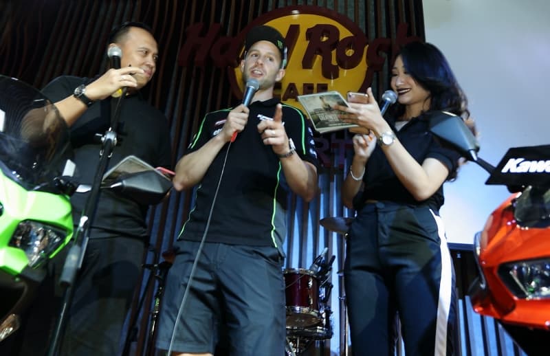 Pebalap Jonathan Rea Bertemu Konsumen Kawasaki Ninja Jonathan Rea meet and greet dengan fan. 