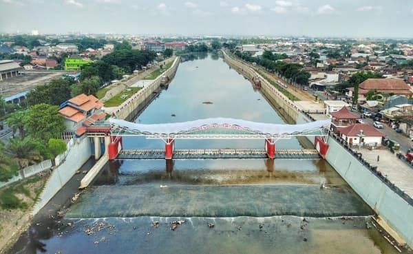 Tirtonadi Glass Bridge, salah satu spot menarik di Kali Pepe. (Surakarta)