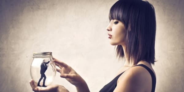 Mengontrol kehidupan pacar akan menjadi racun dalam hubunganmu. (Shutterstock)